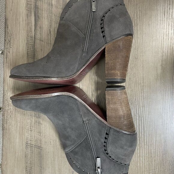 VINCE CAMUTO Fritan Bootie Size 8 M Gray Bootie SUEDE Ankle Stacked Heel Boot - Picture 7 of 9
